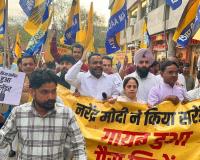 #स्मृति ईरानी का 'सिलेंडर डांस' अब कहां गया? चंडीगढ़ के सेक्टर-17 में आप का मोदी सरकार की लूट के खिलाफ उग्र प्रदर्शन