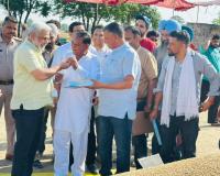 कैबिनेट मंत्री श्री लाल चंद कटारूचक्क ने सरना दाना मंडी (राजन की मंडी) में गेहूं की खरीद प्रक्रिया शुरू करवाई