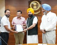 हरदीप सिंह मुंडियां ने तहसीलदारों और नायब तहसीलदारों को पदोन्नति पत्र सौंपे