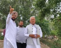 बरिंदर कुमार गोयल द्वारा बी.ओ.पी. शाहपुर स्थित रावी नदी के धुस्सी बांध पर चल रहे बाढ़ सुरक्षा प्रबंधों का जायज़ा