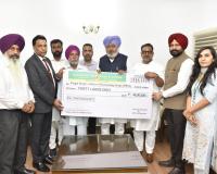 परिवहन मंत्री हरपाल सिंह चीमा द्वारा मृतक पी.आर.टी.सी. कंडक्टर के परिवार को 40 लाख रुपये का बीमा चेक भेंट