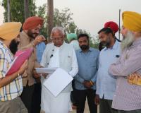 बरिंदर कुमार गोयल द्वारा गिद्दड़पिंडी और मंडाला छन्ना में सतलुज किनारे चल रहे बाढ़ सुरक्षा कार्यों का जायजा
