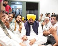 मुख्यमंत्री भगवंत सिंह मान जगराओं पहुंचकर मथुरा पीड़ित परिवारों से मिले, संकट की घड़ी में हर संभव सहायता का भरोसा