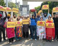 कमर्शियल गैस सिलेंडर की कीमतों में बढ़ोतरी के विरुद्ध 'आप' ने किया ज़ोरदार प्रदर्शन