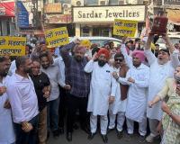 'आप' के 'ट्रेड विंग' ने गैस सिलेंडर की कीमतों में बढ़ोतरी के खिलाफ घंटा घर पर विरोध प्रदर्शन किया