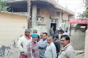 बाथरुम में नहाने गई 2 बहनों की गीजर से गैस लीक होने से हुई मौत , दरवाजा तोड़कर निकाला गिया बाहर