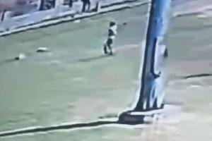 डोर में पत्थर बांधकर उछाला ,बिजली तारों में जोरदार धमाका , झुलसा बच्चा