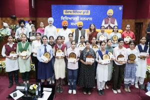 पंजाब बोर्ड टॉपर्स को हवाई यात्रा पर ले जाएगी सरकार