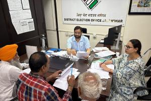 चुनाव तहसीलदार ने राजनीतिक पार्टियों के प्रतिनिधियों के साथ की बैठक