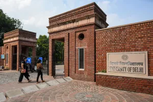 अब नहीं पढ़ाए जाएंगे भारत विरोधी शायर, DU में सिलेबस से निकलेगा 'पाक' प्रभाव