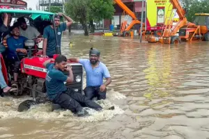 राजस्थान में बारिश का रेड अलर्ट:8 जिलों में स्कूलों की छुट्टी; पटना जंक्शन पर ट्रैक डूबा, ट्रेनें फंसी; ओडिशा के गांवों में पानी भरा। 