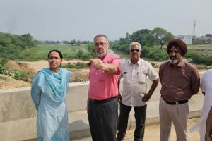 कैबिनेट मंत्री डॉ. बलबीर सिंह द्वारा गांव दौलतपुर और फल्लौली का दौरा; बड़ी नदी पर बनाए जा रहे पुल के कार्य का लिया जायज़ा