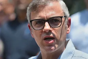 सीएम उमर अब्दुल्ला ने नक्शबंद साहब की दरगाह का गेट फांदकर पढ़ी फातिहा, पुलिस पर हाथापाई के लगाए आरोप