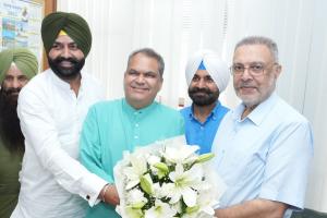 संजीव अरोड़ा ने उद्योग एवं वाणिज्य, निवेश प्रोत्साहन और प्रवासी भारतीय मामलों के मंत्री के रूप में कार्यभार संभाला