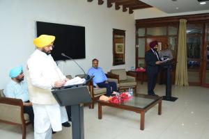 बिजली मंत्री ने इंजी. रविन्द्र सिंह सैनी को पी. एस. ई. आर. सी. के सदस्य के तौर पर दिलाई शपथ