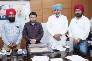 वित्त मंत्री और स्थानीय निकाय मंत्री द्वारा कर्मचारी यूनियनों के साथ मीटिंगें