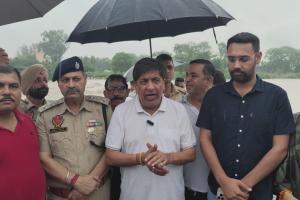 भारी बारिश से चोअ में तेज बहाव, विधायक जिम्पा ने किया प्रभावित इलाकों का दौरा