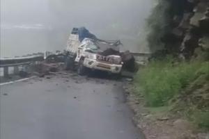 किन्नौर-स्पीति में बारिश के बाद बाढ़, घरों में घुसा मलबा:चलती गाड़ी पर पत्थर गिरे, 2 घायल