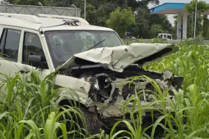 हरियाणा पुलिस की स्कॉर्पियो ब्रेजा से टकराई :नारनौल में यूटर्न लेते समय हादसा, 2 पुलिसकर्मी घायल: VIDEO सामने आया