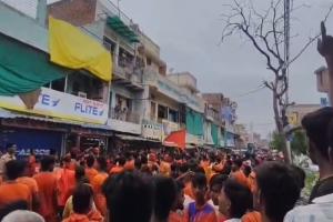 वाराणसी में जल लेकर जा रहे कांवरिए का स्थानीय दुकानदारों से विवाद, 6 आरोपी को लिया हिरासत में