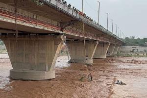 जम्मू कश्मीर में भारी बारिश से तबाही, अगले 24 घंटे भारी