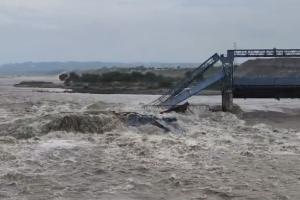 पंजाब में माधोपुर हेडवर्क्स का फ्लड गेट टूटा, 50 लोग फंसे