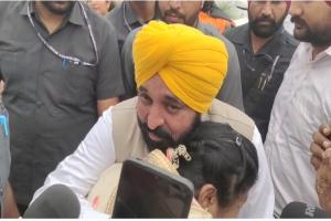 बाढ़ पीड़ितों का दर्द सुनकर भावुक हुए सीएम मान , बोले-मैं केंद्र से अपना हक मांग रहा हूं, भीख नहीं