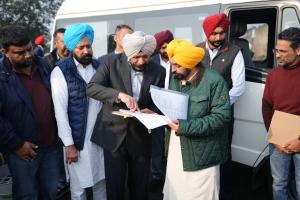 मुख्यमंत्री की ओर से निर्माणाधीन सड़कों का औचक निरीक्षण, सड़क में खामियों का पता लगने पर ठेकेदार के विरुद्ध कारण बताओ नोटिस जारी तथा भुगतान रोकने के आदेश