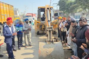 धूरी बाईपास पर बरसाती पानी की निकासी के लिए 1.80 करोड़ रुपये की लागत से बनने वाली ड्रेन का कार्य शुरू