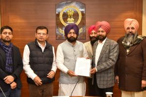 राजस्व मंत्री हरदीप सिंह मुंडियां ने नायब तहसीलदार के रूप में पदोन्नत हुए 16 अधिकारियों को सौंपे पदोन्नति पत्र