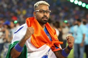 जश्न पड़ा भारी! हार्दिक पंड्या के खिलाफ FIR की मांग; टी-20 वर्ल्ड कप जीत के बाद राष्ट्रीय ध्वज की गरिमा को ठेस पहुँचाने का आरोप।