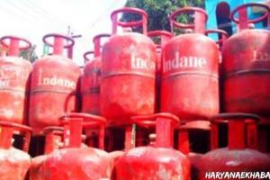 रसोई गैस की खुलेआम कालाबाजारी: ₹900 का सिलेंडर ₹1800 में, आम आदमी की जेब पर 'डबल' डाका !