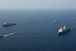 होर्मुज जलडमरूमार्ग  में महायुद्ध की आहट: ईरान का जहाजों को 'संपर्क' करने का अल्टीमेटम, अमेरिकी एयरक्राफ्ट कैरियर पर हमले का दावा