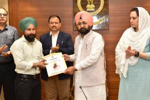 हरदीप सिंह मुंडियां ने 14 उम्मीदवारों को तरस के आधार पर नियुक्ति पत्र सौंपे