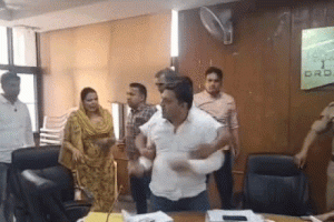 रोहतक नगर निगम में 'महासंग्राम' : 'बिकाऊ' शब्द सुनते ही आपा खो बैठे वाइस चेयरमैन, महिला मेयर के सामने पार्षद को दौड़ा-दौड़ा कर पीटा; वीडियो वायरल