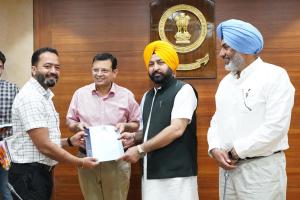 हरदीप सिंह मुंडियां ने तहसीलदारों और नायब तहसीलदारों को पदोन्नति पत्र सौंपे