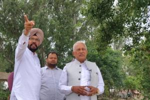 बरिंदर कुमार गोयल द्वारा बी.ओ.पी. शाहपुर स्थित रावी नदी के धुस्सी बांध पर चल रहे बाढ़ सुरक्षा प्रबंधों का जायज़ा