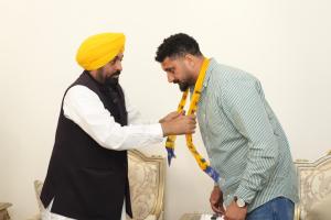 मशहूर पहलवान जस्सा पट्टी अपनी टीम सहित आम आदमी पार्टी में शामिल