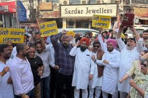 'आप' के 'ट्रेड विंग' ने गैस सिलेंडर की कीमतों में बढ़ोतरी के खिलाफ घंटा घर पर विरोध प्रदर्शन किया