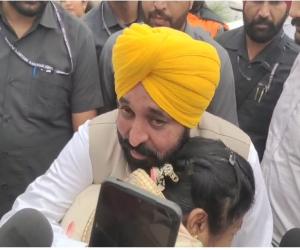 बाढ़ पीड़ितों का दर्द सुनकर भावुक हुए सीएम मान , बोले-मैं केंद्र से अपना हक मांग रहा हूं, भीख नहीं