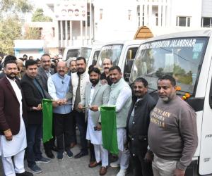 मोहिंदर भगत ने तंग गलियों में सीवरेज समस्या के समाधान हेतु 1.26 करोड़ रुपये की लागत वाली चार जेट सक्शन मशीनों को हरी झंडी दिखाकर किया रवाना