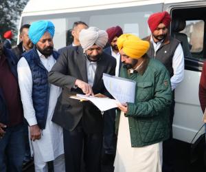 मुख्यमंत्री की ओर से निर्माणाधीन सड़कों का औचक निरीक्षण, सड़क में खामियों का पता लगने पर ठेकेदार के विरुद्ध कारण बताओ नोटिस जारी तथा भुगतान रोकने के आदेश