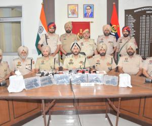 अमृतसर में सीमा पार से संचालित तस्करी मॉड्यूलों से जुड़े 6 व्यक्ति गिरफ्तार; तीन पीएक्स-5.7 सहित छह पिस्तौल बरामद